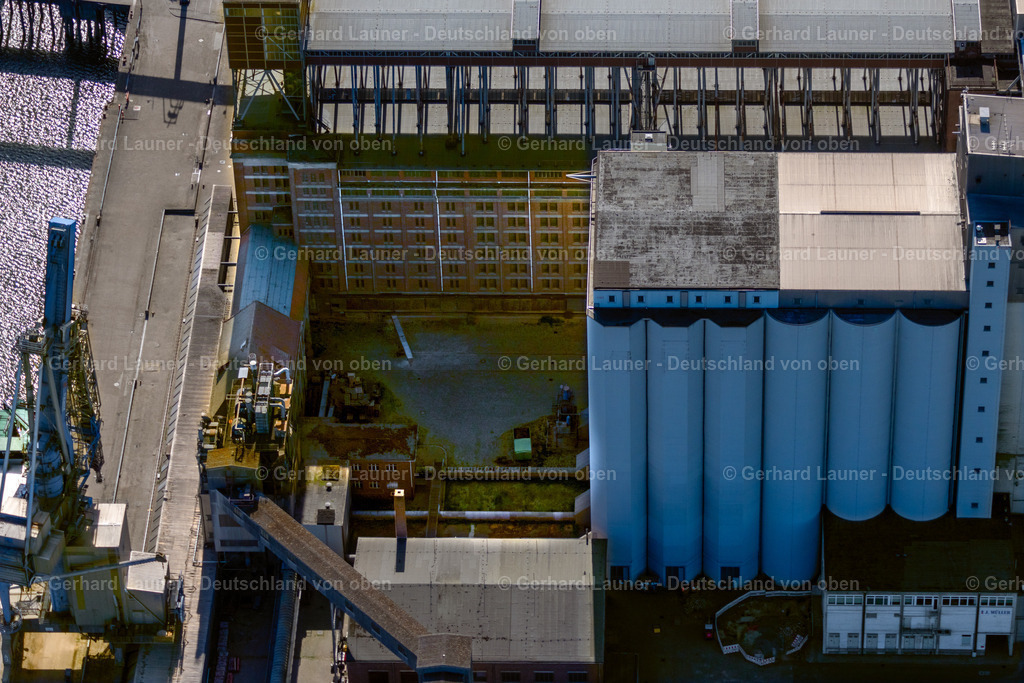 4030069 | BREMEN 01.06.2020 Hochsilo und Getreide- Speicher mit angrenzenden Lagerhallen der der J. Müller Weser GmbH &amp; Co. KG an der Getreidestraße im Ortsteil Überseestadt in Bremen, Deutschland. Weiterführende Informationen bei: J. MÜLLER Aktiengesellschaft. // High silo and grain storage with adjacent storage of J. Mueller Weser GmbH &amp; Co. KG on street Getreidestrasse in the district Ueberseestadt in Bremen, Germany. Further information at: J. MUeLLER Aktiengesellschaft. Foto: Gerhard Launer