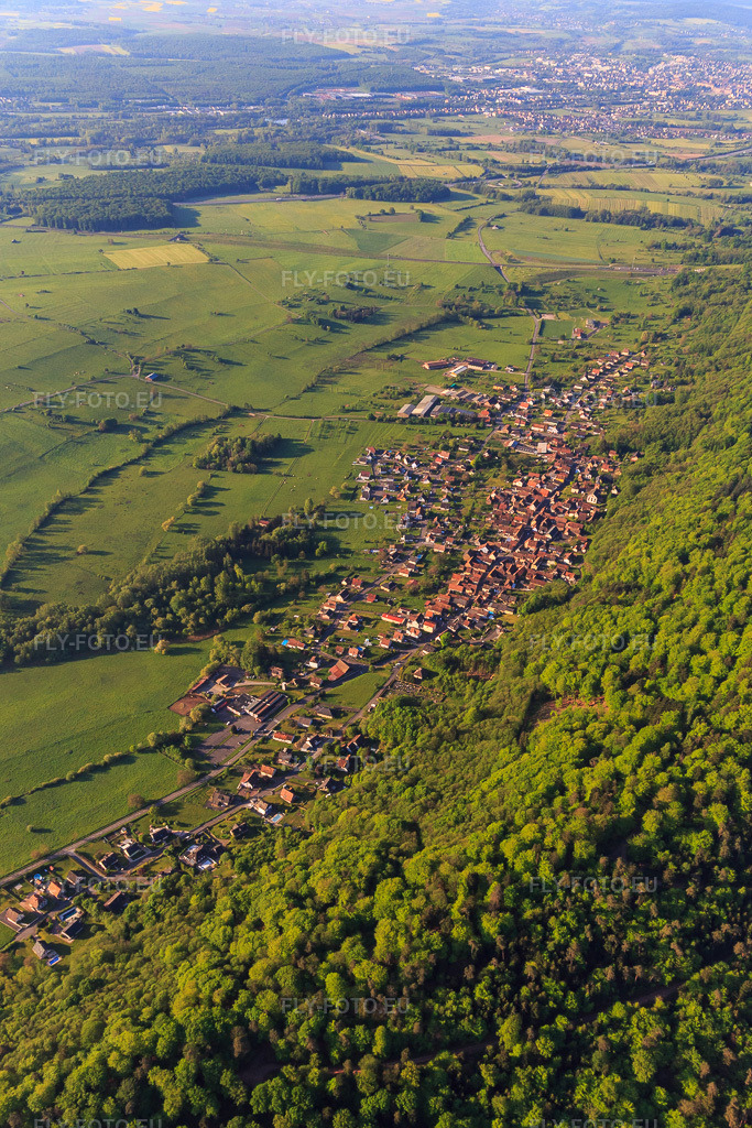 Vue aérienne: Vue d'une ville située en bordure des Vosges septentrionales, depuis le nord-ouest. à Ernolsheim-lès-Saverne dans le département Bas Rhin, France. Photo: IMG_145951.jpg prise le 01/05/2025 par Werner Riehm/FLY-FOTO.euRésolution de l'original: 3196 x 4794 px
