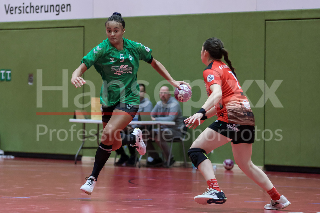 Handball, 2. Bundesliga Frauen, SV Werder Bremen - TG Nürtingen | v.li.: Naomi Conze (SV Werder Bremen, 5) und Lisa Wieder (TG Nürtingen, 7) im Zweikampf, Duell, Spielszene, Aktion, Action