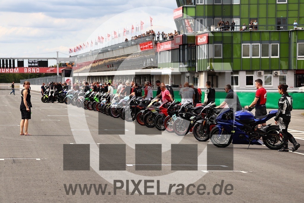 startendurance-20250830_07286 | Schöne Erinnerungen an spannende Momente - das festzuhalten ist unser Job. PIXELrace.de ist seit 2003 auf den Rennstrecken Europas unterwegs um die Action draußen beim Fahren und die wunderbare Stimmung imm Fahrerlager für euch einzufangen.