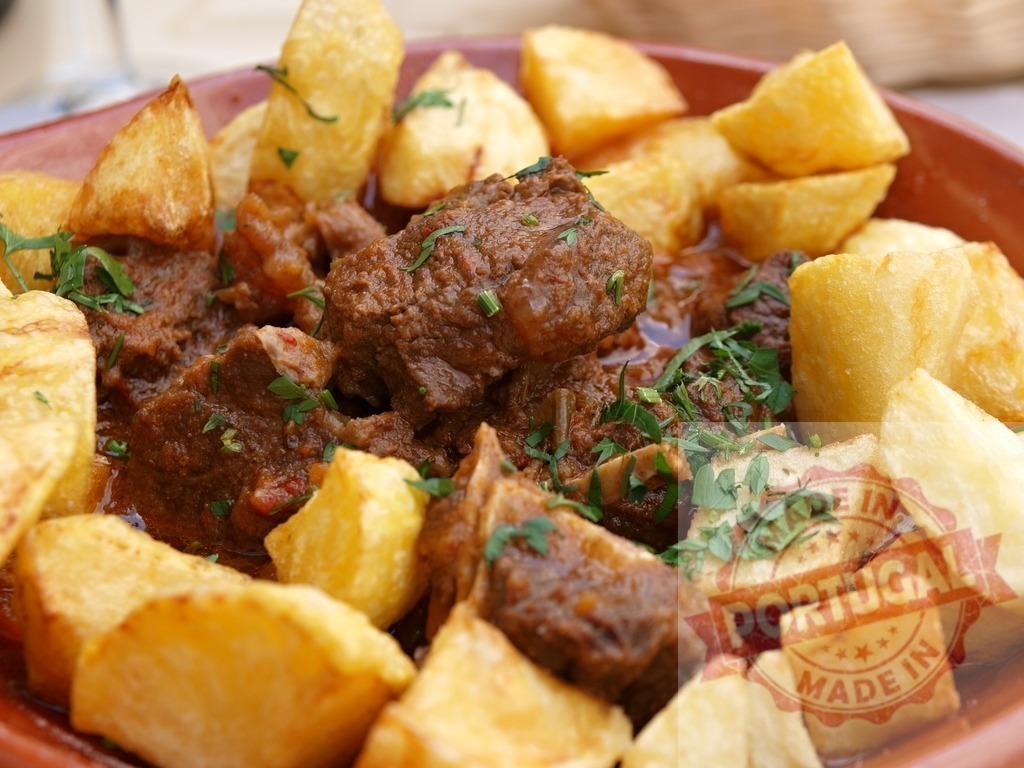 Beef stew with cubed potatoes and parsley garnishing | Rich beef stew with crispy fried potato cubes and fresh parsley - Realized with Pictrs.com