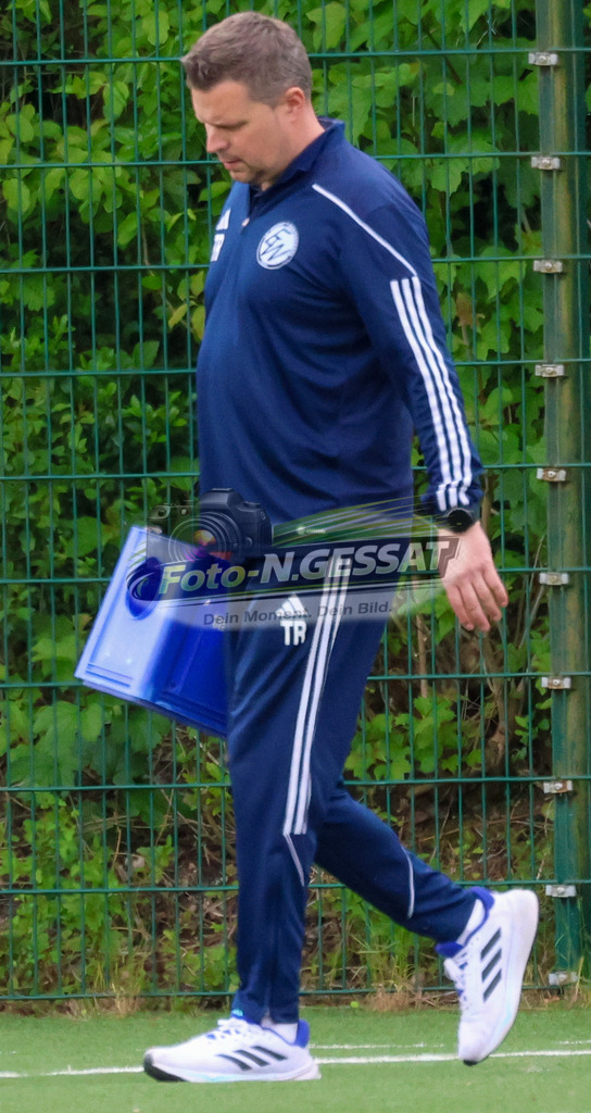 SV Enger-Westerenger - TuS Bruchmühlen | Auf dem Bild zu sehen: SV Enger-Westerenger Trainer: Tim Feichtinger  SV Enger-Westerenger, TuS Bruchmühlen, Saison 25/26, Kreisliga A, Enger, Deutschland - Realisiert mit Pictrs.com