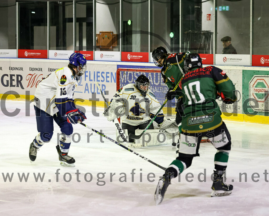 2022-11-26_040_TSV_Erding_gegen_ESC_Geretsried | Erding, Deutschland, 26.11.2022:
Eishockey, Bayernliga U20 2022 / 2023, xx. Spieltag, TSV Erding gegen ESC Geretsried, Endergebnis: 5:3

Lucas Lieb (ESC Geretsried, #13), Torwart Jan Philipp Marco (ESC Geretsried, #30), Lucas Lehner (Erding Gladiators, #17), Ryan Finn Henke (Erding Gladiators, #10)

Foto: Christian Riedel / fotografie-riedel.net