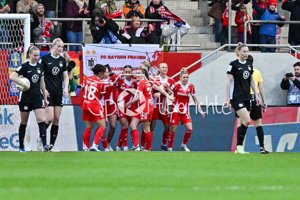 FC Bayern München - VfL Wolfsburg | MUNICH, GERMANY - 22. FEBRUARY: Jubel der Bayern Frauen nach dem Treffer zum 2-1 durch Jovana DAMNJANOVIC (FC Bayern Munich 9) während dem Spiel zwischen den Frauen des FC Bayern München und den Frauen des VfL Wolfsburg am 19. Spieltag der Google Pixel Frauen-Bundesliga am FC Bayern Campus