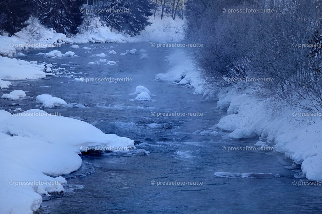 welltvi-Lechfluss-Winter_24Jan2019-Steeg_DSC2196 | Info aus dem Bezirk Reutte/Ausserfern Tirol sowie eine umfangreiche Bilddatenbank über die gesamte Region: Lechtal, Talkessel Reutte, Tannheimertal, Zwischentoren. Lech, Plansee, Zugspitze, Grenztunnel, B179, Fernpassstraße, Verkehr, Lawinen, Tradition, - Realisiert mit Pictrs.com