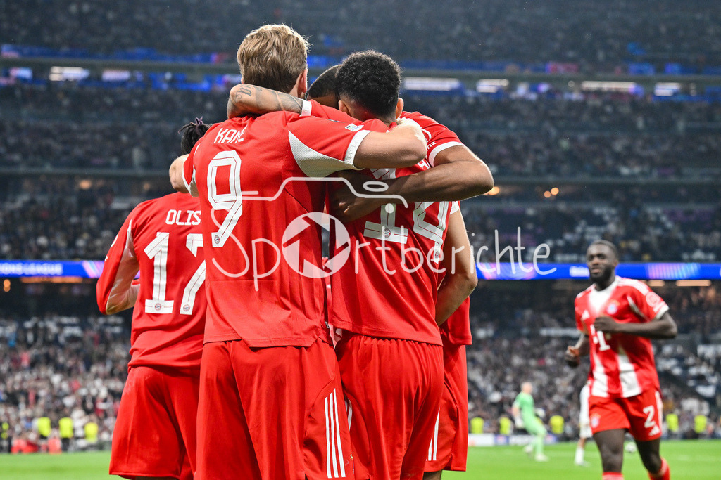 Real Madrid - FC Bayern München | MADRID, SPAIN - 07. APRIL: Bayern Munich celebrating the goal to makes 0-2 by Harry KANE (FC Bayern Munich 9) / Tor / Torschuetze / Freude / Happy during the UEFA Champions League match between Real Madrid vs. FC Bayern Munich on Quarterfinal first leg at Estadio Santiago Bernabeu