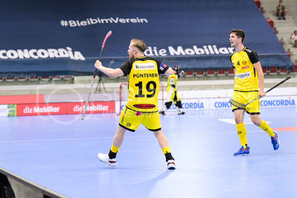 GC Unihockey vs HC Rychenberg - 27. August 2022 | GC Unihockey vs HC Rychenberg
AXA Arena, Winterthur
Noah Püntener (#19 HC Rychenberg) erzielt das 0:2, Levin Conrad (#4 HC Rychenberg) jubelt mit ihm.
Bild: Sportfotografie Markus Aeschimann | www.markus-aeschimann.ch - Realisiert mit Pictrs.com