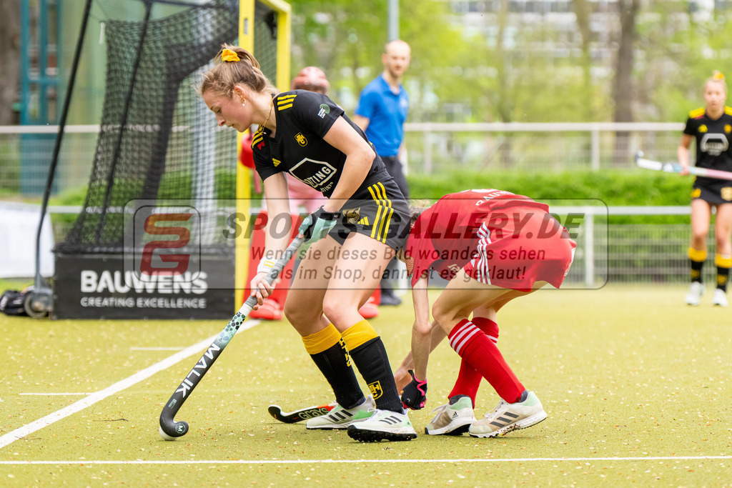 HK_20240407_100206 | 1. Bundesliga Hockey Damen Rot-Weiss Köln - Harvestehuder THC am 7.4.2024 Rot-Weiss Köln, Köln , Lea Thomas ( Rot-Weiss Köln #8 ) , Garot Albane ( Harvestehuder THC #25 )
