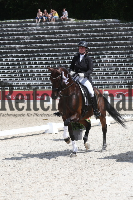 Marbach_2023_Prfg.Nr.02_Kurz Grand-Prix_Siegerehrung_Kurz-Grand Prix (25) | Alle Fotos der Reiterjournal Fotografin Doris Matthaes im Reiterjournal Online-Fotoshop. - Realisiert mit Pictrs.com
