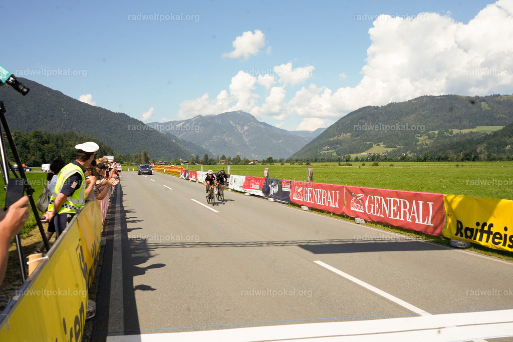 835_20230817_Bewerb_Maenner_Muehlanger | AUT - OESTERREICH, 2023-08-16: SPORT RENNRAD-FAHREN - 55. INTERNATIONALER RADWELTPOKAL IN ST. JOHANN IN TIROL  - Vintage-Radrennen mit WM-Bronze-Medaillen-Siegerin Christina Schweinberger, den Teilnehmer und Alexander Baumann (vom Orginastions-Team) - TAG 2 BEWERB MAENNER IN SECHS GRUPPEN  ; Foto: Roland Muehlanger
