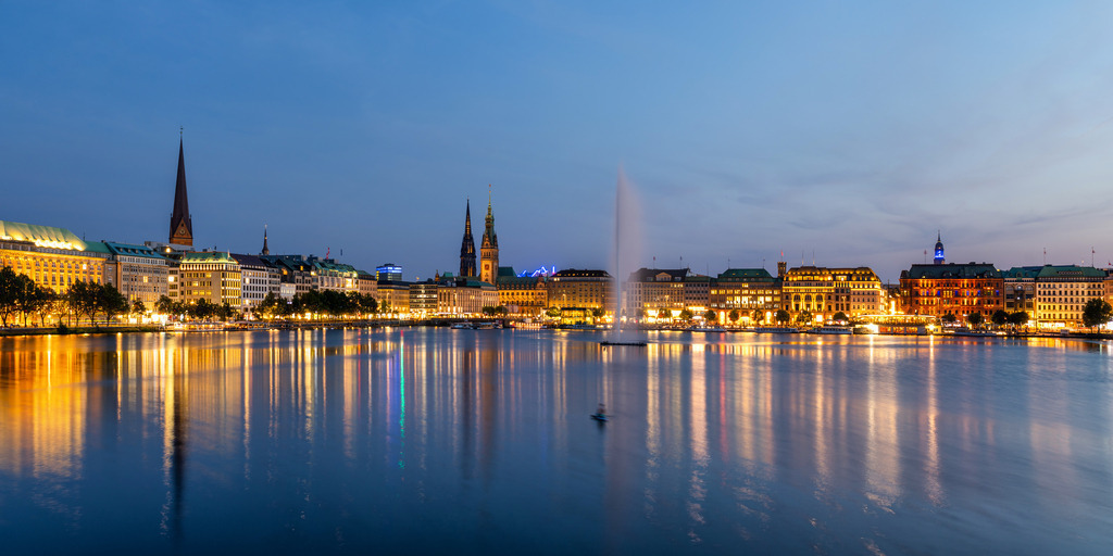 10230905 - Blaue Stunde an der Binnenalster | Blick über die Binnenalster zur blauen Stunde.