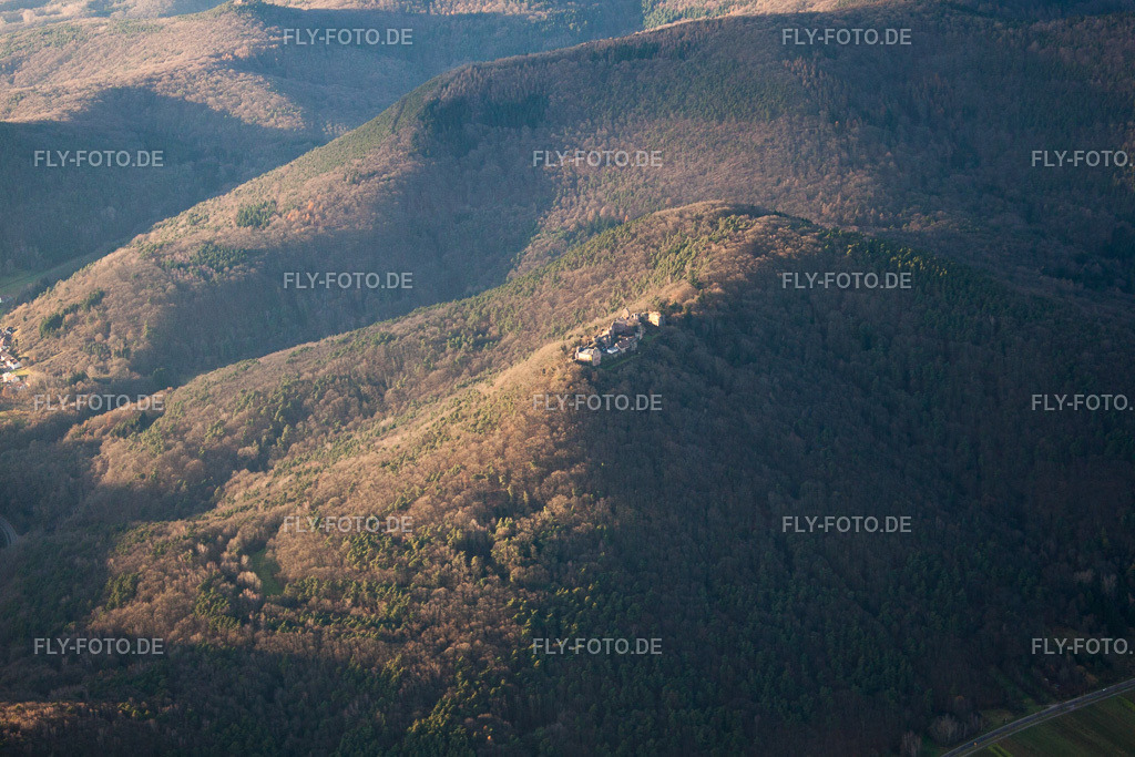 Burgruine Madenburg im Winter bei Schnee | Luftbild: Burgruine Madenburg im Winter bei Schnee in Eschbach im Bundesland Rheinland-Pfalz in Deutschland. Foto: IMG_61393.jpg vom 15.12.2013 durch Werner Riehm/FLY-FOTO.de - Realisiert mit Pictrs.com