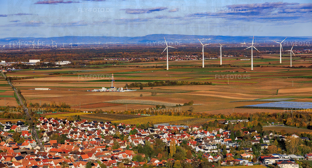 Bohrturm Rig V20 der Vercana GmbH zur Tiefengeothermie- und Lithiumförderung vor derm Windpark Offenbach im Hintergrund das GKM Mannheim https://v-er.eu/de/ | Luftbild: Bohrturm Rig V20 der Vercana GmbH zur Tiefengeothermie- und Lithiumförderung vor derm Windpark Offenbach im Hintergrund das GKM Mannheim https://v-er.eu/de/ in Insheim im Bundesland Rheinland-Pfalz in Deutschland. Foto: IMG_150571.jpg vom 30.10.2025 durch Werner Riehm/FLY-FOTO.de - Realisiert mit Pictrs.com