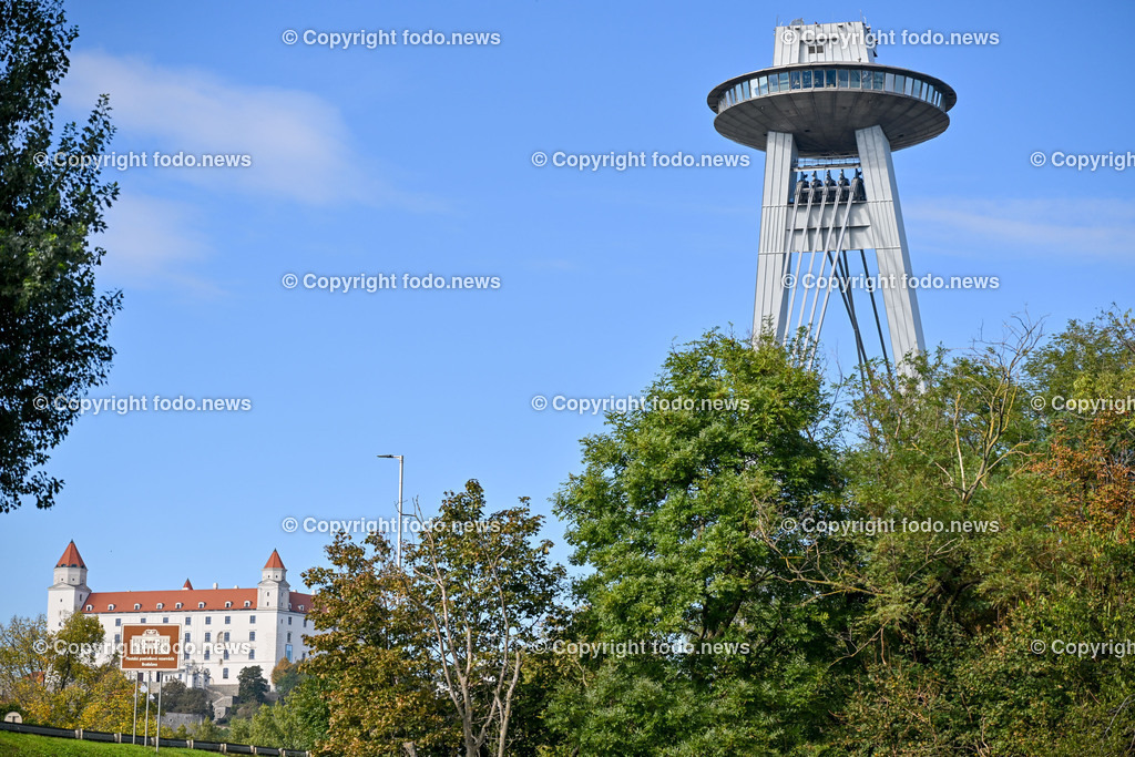 Slowakei_ Bratislavsky kraj_ Bratislava_ 08.10.2024-108 | 08.10.2024, Slowakei, SVK, Bratislavsky kraj, Bratislava, im Bild Bratislava, Stadtansichten, Gebauede, Sehenswurdigkeiten, Tourismus, Touristen, Cafe, Denkmal, Strasse, Donau, Bruecke, Schiff, Burg, Hrad, Ufo, Restaurant, Souvenier, Menschen, Bahnhof, Zug, Hauptstadt