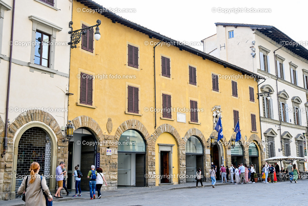 Italien_ Toscana_ Florenz_ 30.05.2024-42 | 30.05.2024, Italien, ITA, Toskana, Florenz im Bild Stadtansichten, Gebäude, Architektur, Touristen, Historisch, Souvenir, Altstadt, Museum, Statuen, Skulpturen, Piazza della Signoria, Statue David, Palazzo Vecchio, Neptunbrunnen, Piazza della Repubblica, Ponte Vecchio, Brücke, Uffizien, Kathedrale Santa Maria del Fiore, Arno, Fluß


Florenz, Firenze, ist eine italienische Großstadt. Nach Einwohnern ist sie die achtgrößte Stadt Italiens. Florenz ist die Hauptstadt sowie größte Stadt der Region Toskana und der Metropolitanstadt Florenz, in der etwa eine Million Menschen leben. Florenz ist für seine Geschichte berühmt. Leonardo da Vinci verbrachte große Teile seiner Jugend in Florenz, Michelangelo fand Unterschlupf in der Kirche der Medici, Galileo Galilei wohnte als Hofmathematiker in den Palästen der Medici. Von 1865 bis 1871 war die Stadt die Hauptstadt des neu gegründeten Königreichs Italien. Das historische Zentrum von Florenz zieht Jahr für Jahr Millionen von Touristen an. Die historische Innenstadt wurde von der UNESCO im Jahre 1982 zum Weltkulturerbe erklärt. 
Quelle: Wikipedia
