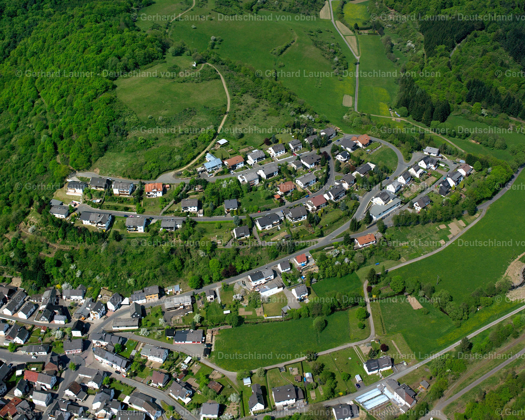 2610337 | ÜBERNTHAL 09.06.2006 Ortsansicht der Straßen und Häuser der Wohngebiete in Übernthal im Bundesland Hessen, Deutschland // Town View of the streets and houses of the residential areas in Übernthal in the state Hesse, Germany Foto: Gerhard Launer