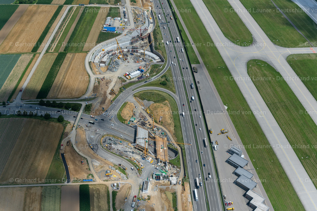4046627 | STUTTGART 19.07.2021 Neubau- und Umbau- Baustelle der Streckenführung und Fahrspuren im Verlauf der Autobahn- Abfahrt und Zufahrt der BAB A8 in Zuge des Baus des Flughafentunnel im Ortsteil Plieningen in Stuttgart im Bundesland Baden-Württemberg, Deutschland. Im Rahmen des Umbaus der Anschlussstelle Plieningen werden neue Aus- und Einfahrrampen mit Unterfahrung der Neubaustrecke gebaut. Weiterführende Informationen bei: CDM Smith Consult GmbH,  Die Autobahn GmbH des Bundes,  Ed. Züblin AG,  STRABAG AG. // Construction site of routing and traffic lanes during the highway exit and access the motorway A 8 in the district Plieningen in Stuttgart in the state Baden-Wuerttemberg, Germany. Further information at: CDM Smith Consult GmbH,  Die Autobahn GmbH des Bundes,  Ed. Zueblin AG,  STRABAG AG. Foto: Gerhard Launer