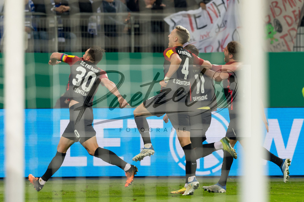HSVSCF20220419_151 | Fussball, Herren: Christian Guenter (SC Freiburg), Nico Schlotterbeck (SC Freiburg), Ermedin Demirovic (SC Freiburg) und Lucas Hoeler (SC Freiburg) Schlussjubel, jubelt nach dem 1:3 Sieg beim DFB-Pokal-Halbfinalspiel zwischen Hamburger SV und SC Freiburg im Volksparkstadion am 19.04.2022 in Hamburg, Deutschland.DFB / DFL REGULATIONS PROHIBIT ANY USE OF PHOTOGRAPHS AS IMAGE SEQUENCES AND/OR QUASI-VIDEO. - Realisiert mit Pictrs.com