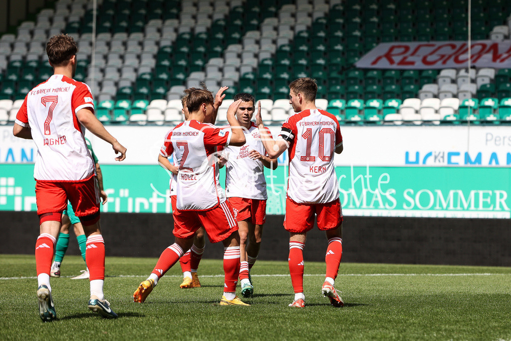 SpVgg Greuther Fürth II - FC Bayern Amateure | Jubel der Bayern Amateure nach dem Treffer zum 1-1 per Foulelfmeter durch Timo KERN (FCB #10) / Tor / Freude / Happy / Torschuetze