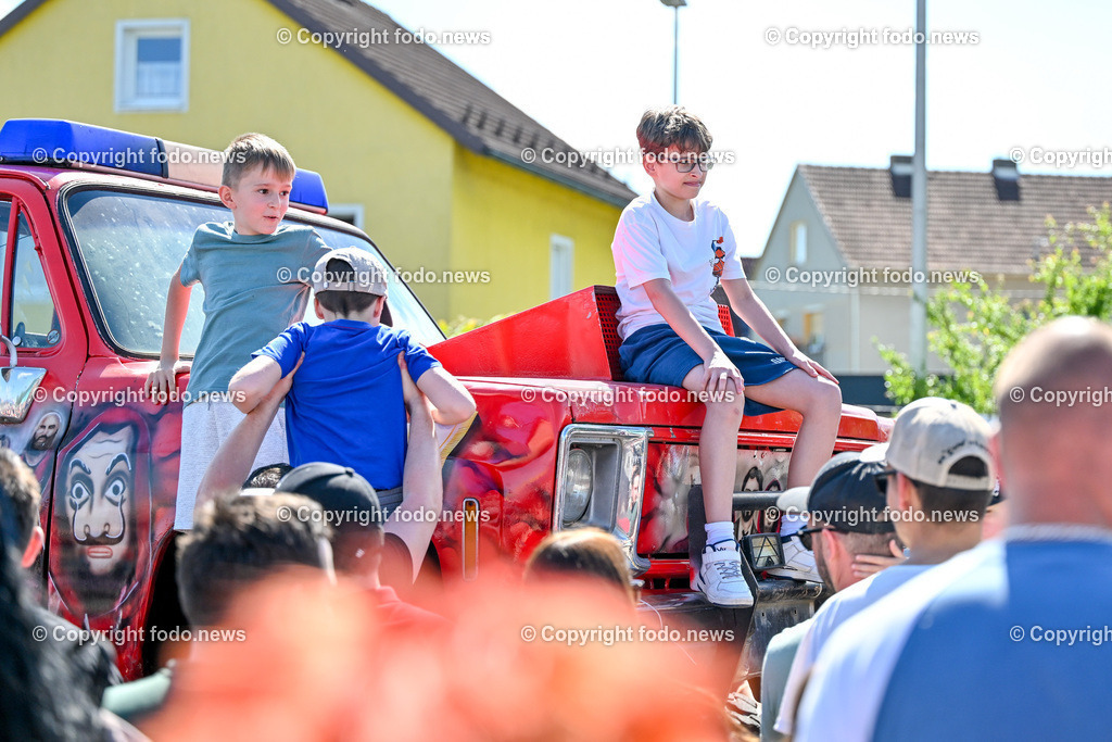Linz_ Autostunt_ Monstertruck_ Show_ 20.05.2024-56 | 20.05.2024, Linz, AUT, Stuntshow, im Bild Linz, Autostunt, Monstertruck, Show, Schrottauto, Stuntman, Motor, Artistik, Ueberschlag, Feuershow, Zuschauer