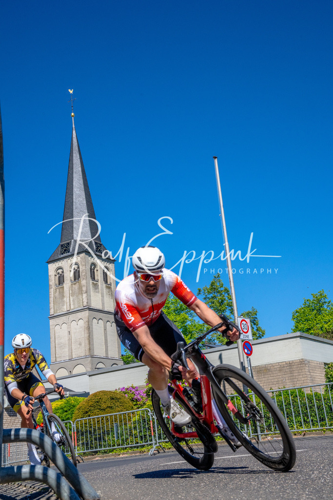 Spurt in den Mai 2026 - Großer Preis der Sparkasse Neuss | Annual one-day road cycling race "Großer Preis der Sparkasse Neuss" held in Büttgen, Germany, organized by VfR Büttgen 1912 e.V. The event features multiple races across all age categories from U11 youth to Elite men. - Realisiert mit Pictrs.com