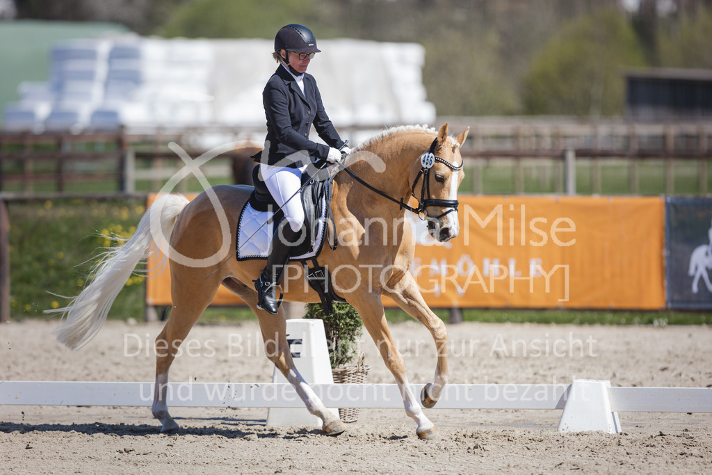 220418_L-Dressur-282 | Frühlingsfest der Pferde
Herford
18.April 2022
Dressurprfg. Kl.L* - Tr. L2ausw. geschlossen