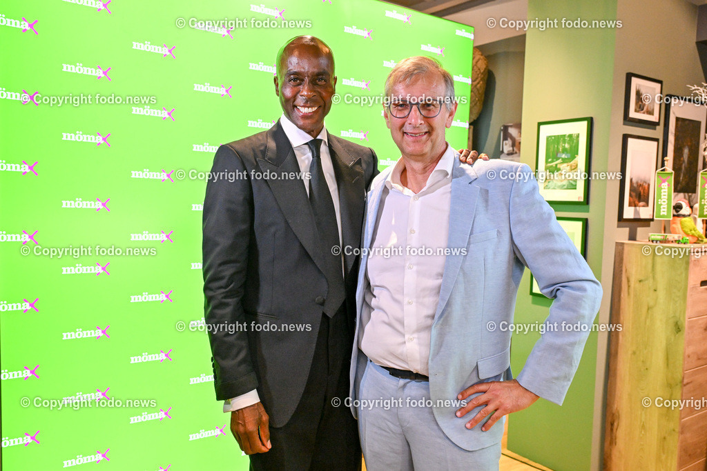 Eroeffnung Moemax Linz_ 15.05.2024-39 | 15.05.2024, Linz, AUT, Eroeffnung Moemax, im Bild Bruce Darnell (US-Amerikanischer Choreograph und Model), Thomas Saliger (Marketingleiter und Unternehmenssprecher XXXLutz Gruppe)