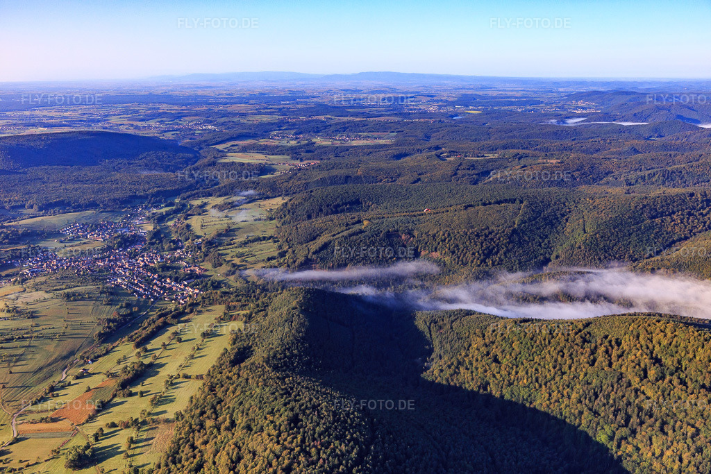 Luftbild: Ortsansicht aus Norden in Lembach im Bundesland Bas-Rhin in Frankreich. – Foto: IMG_138926.jpg vom 24.09.2023 durch Werner Riehm/FLY-FOTO.de – Auflösung des Originals: 5472 x 3648 px