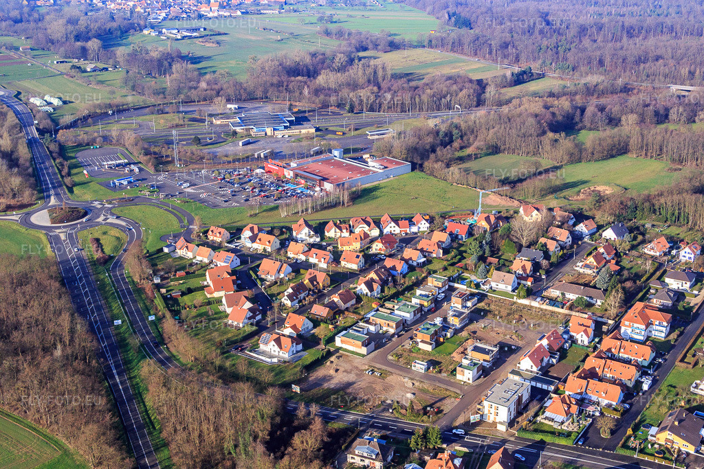 Vue aérienne: Rue Prte de en face du nouveau site du supermarché Carrefour Scheibenhard à Scheibenhard dans le département Bas Rhin, France.Photo: IMG_085490.jpg prise le 24/12/2015 par Werner Riehm/FLY-FOTO.euRésolution de l'original: 5472 x 3648 pxWWW.CARREFOUR.FR