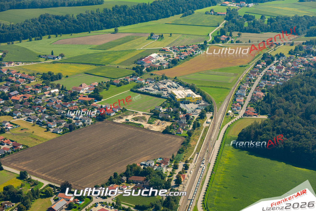 Das Luftbild zeigt :  Tüßling - Die Luftaufnahme wurde 2024 vom UL-Flugzeug aus erstellt ( keine Drohne ) - Hochauflösende Luftaufnahme - Für grossformatige Ausdrucke geeignet. Die Geschenkidee !Mit Lizenz und Bildrechte bestellbar