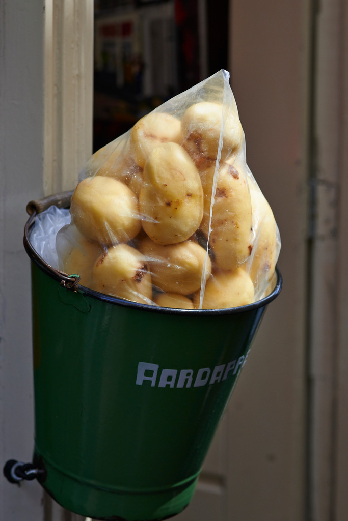 Kartoffeln vor dem Eingang | Amsterdam, Niederlande - July 14, 2014: Kartoffeln vor dem Shop-Eingang. - Realisiert mit Pictrs.com