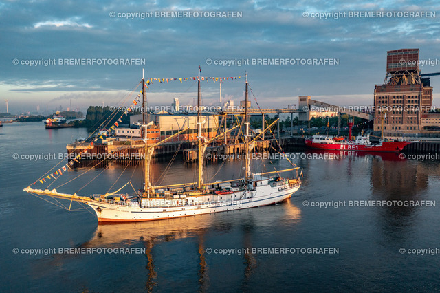 DJI_0080 | 30.09.2022 Drohnenaufnahmen Dt. Schifffahrtstag 2022 Bremen Wendebecken / Weser