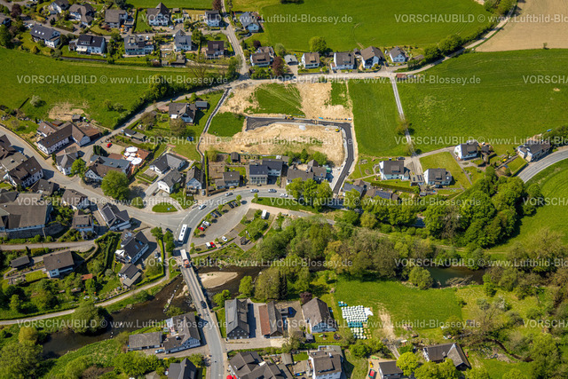 Eslohe240504880 | Luftbild, Wohngebiet mit Baustelle zwischen Heyeweg und Königstraße, Baufahrzeuge, Fluss Wenne und Parkplätze, Wenholthausen, Eslohe, Sauerland, Nordrhein-Westfalen, Deutschland