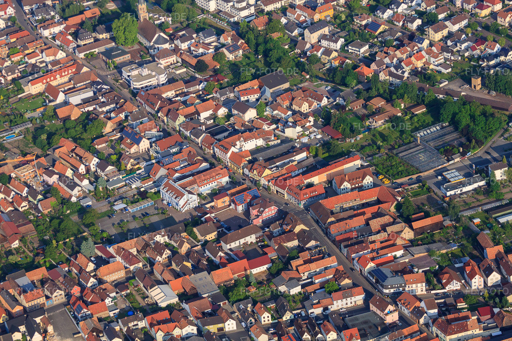Luftbild: Mittlere Ortstraße aus Osten in Rülzheim im Bundesland Rheinland-Pfalz in Deutschland. Foto: IMG_64939.jpg vom 18.05.2014 durch Werner Riehm/FLY-FOTO.de