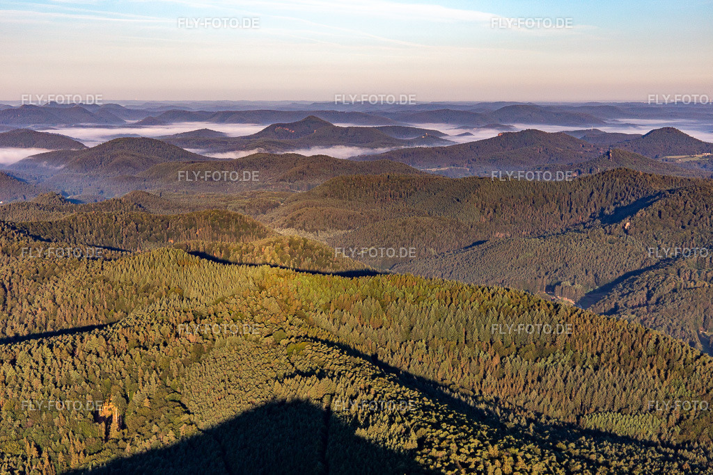 Berge des südlichen Pfälzerwalds | Luftbild: Berge des südlichen Pfälzerwalds in Darstein im Bundesland Rheinland-Pfalz in Deutschland. Foto: IMG_143035.jpg vom 06.08.2024 durch ©2025 Werner Riehm fly-foto.de/copyright - Realisiert mit Pictrs.com