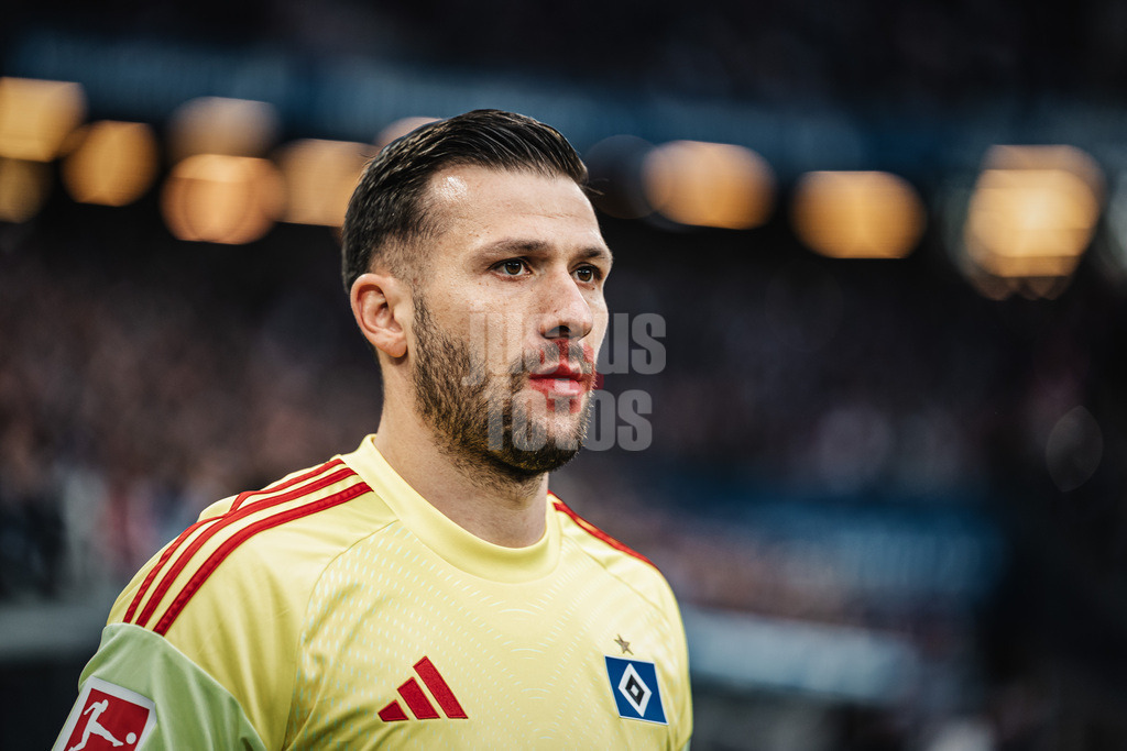 Fußball | Männer | Saison 2025/2026 | 1. Fußball-Bundesliga | 31. Spieltag | Hamburger SV vs. TSG Hoffenheim | 25.04.2026 | Daniel Heuer Fernandes (#1, HSV) auf dem Weg in die Arena