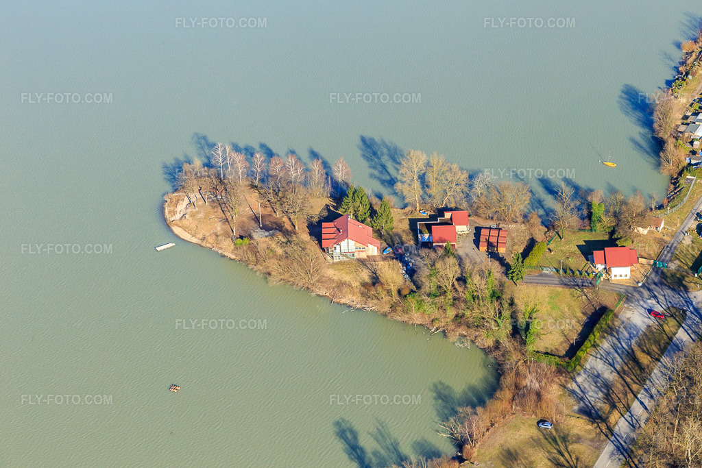 Aerial view: Gravière EPPLE, Le Salmengrund gravel pit with motorhome parking in Seltz in the state Bas-Rhin, France. – Photo: IMG_104844.jpg taken on 03/14/2018 by Werner Riehm/FLY-FOTO.com – Resolution of the original: 5472 x 3648 px – CAMPING-CAR PARK - Aires d'étape et de services pour Camping-Car