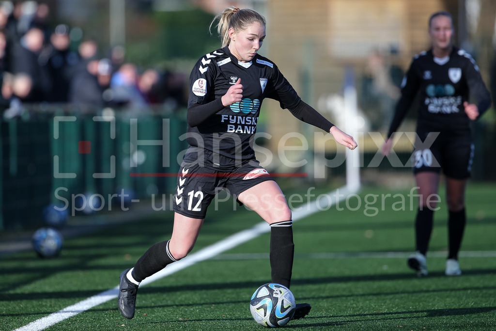 Fussball, Testspiel Frauen, Hamburger SV - Kolding IF | v.li.: Ester Dahlmann (Kolding IF, 12) am Ball, Einzelbild, Ganzkörper, Aktion, Action, Spielszene