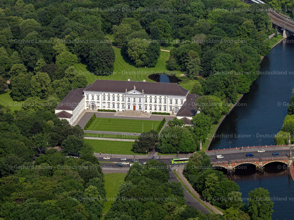 2790544 | Das Schloss Bellevue (sinngemäß: Schöne Aussicht) im Berliner Ortsteil Tiergarten ist der erste Amtssitz des deutschen Bundespräsidenten. Es liegt im Zentrum der deutschen Hauptstadt am Nordrand des Großen Tiergartens direkt am Spreeufer.