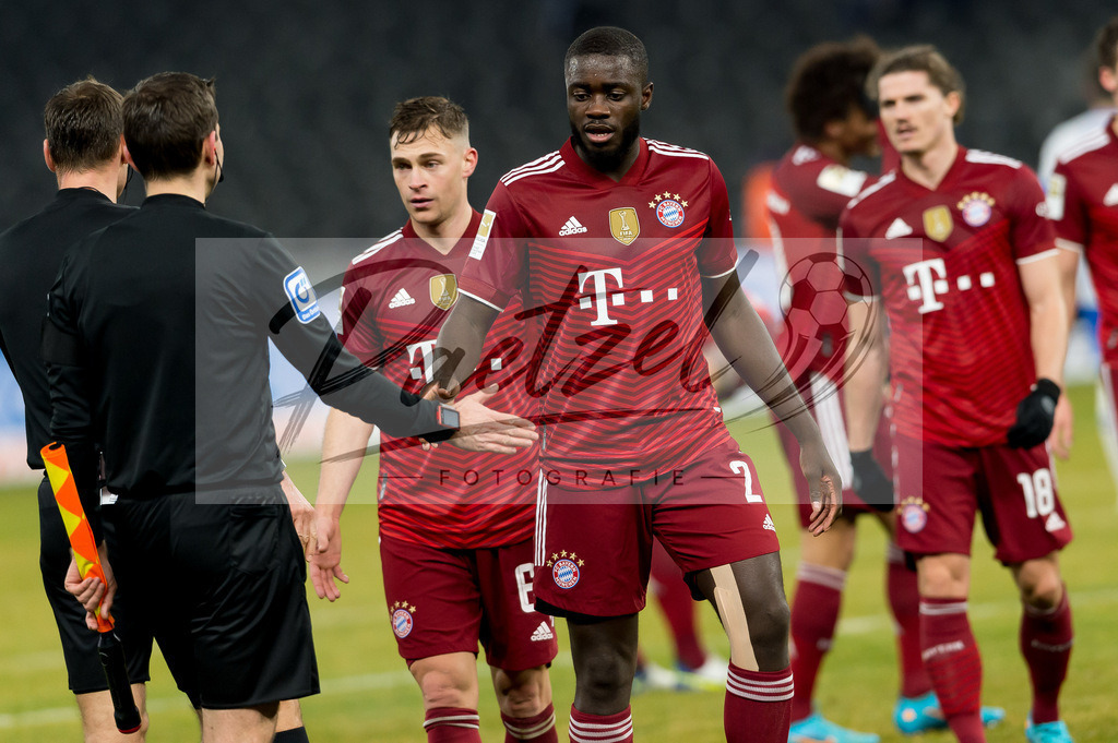 BSCFCB20220123_352 | Fussball, Herren: Dayot Upamecano (FC Bayern Muenchen) verabschiedet sich beim Schiedsrichtergespann bei dem Spiel der 1. Bundesliga zwischen Hertha BSC und FC Bayern Muenchen im Olypiastadion am 23.01.2022 in Berlin, Deutschland.DFB / DFL REGULATIONS PROHIBIT ANY USE OF PHOTOGRAPHS AS IMAGE SEQUENCES AND/OR QUASI-VIDEO. - Realisiert mit Pictrs.com