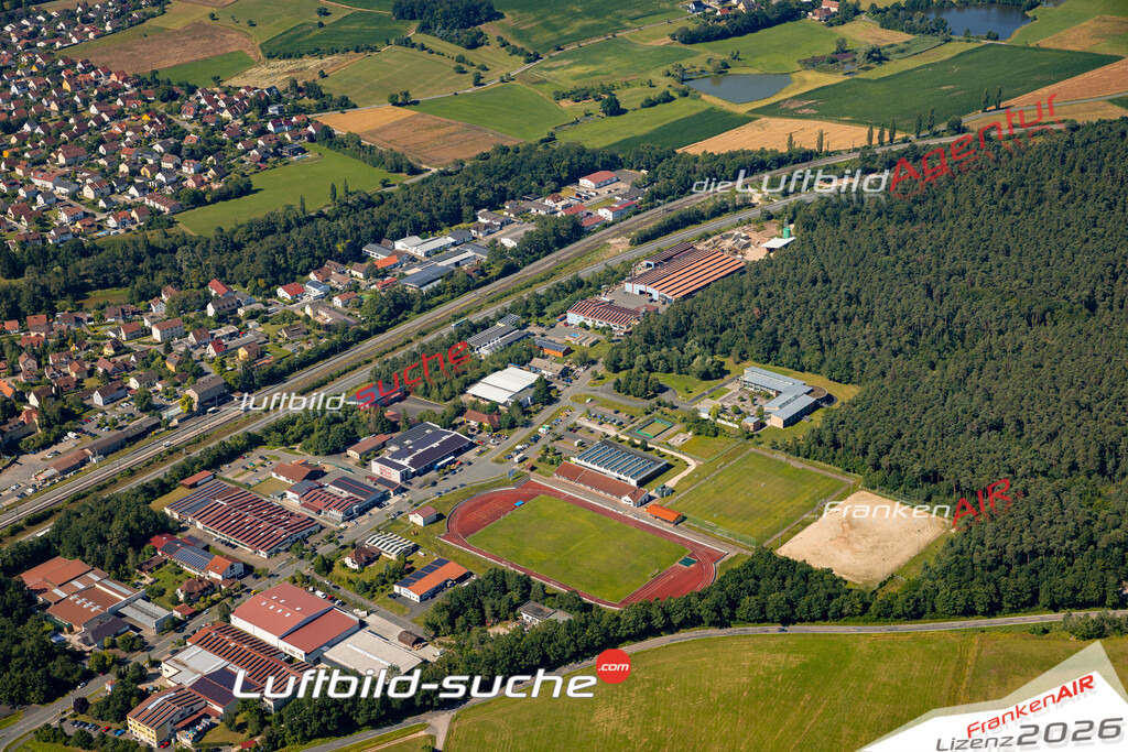 Das Luftbild zeigt :  Emskirchen - Die Luftaufnahme wurde 2024 vom UL-Flugzeug aus erstellt ( keine Drohne ) - Hochauflösende Luftaufnahme - Für grossformatige Ausdrucke geeignet. Die Geschenkidee !Mit Lizenz und Bildrechte bestellbar