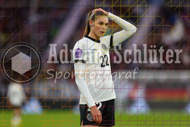 Deutschland vs Frankreich - Halbfinale - UEFA Women's Nations League | Düsseldorf, Deutschland, 24.10.25:   Jule Brand ( Deutschland ) schaut waehrend des Halbfinals der UEFA Women's Nations League zwischen Deutschland vs Frankreich in der Merkur-Spiel-Arena(Foto von Brauer-Fotoagentur / Adrian Schlueter)