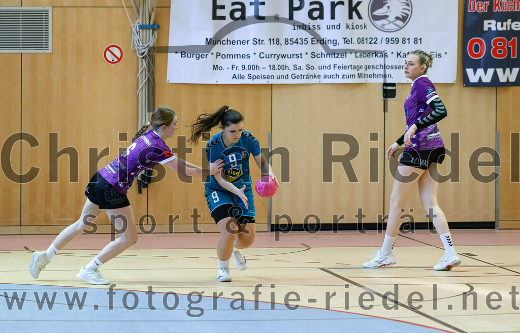 2023-03-11_059_SpVgg_Altenerding_gegen_SSG_Metten_Frauen | Erding, Deutschland, 11.03.2023:
Handball, Bezirksoberliga Frauen Altbayern 2022 / 2023, 13. Spieltag, SpVgg Altenerding gegen SSG Metten, Endergebnis: 32:26

Marlene Mittermeier (SpVgg Altenerding, #6), Kaltrina Zegiri (SSG Metten, #9)

Foto: Christian Riedel / fotografie-riedel.net