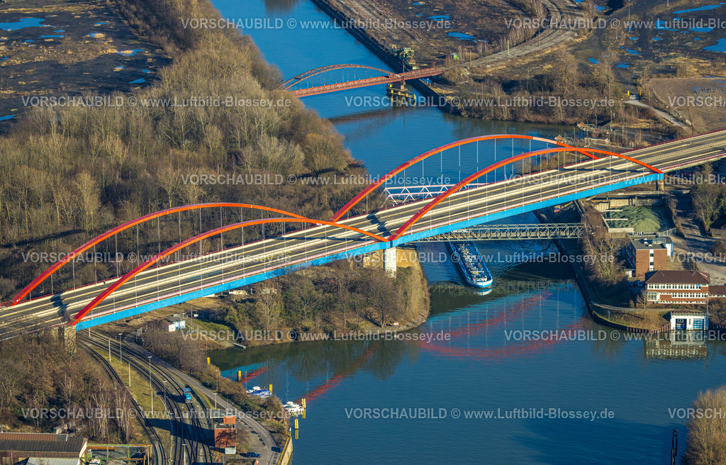 Essen240107202 | Luftbild, gesperrte Rhein-Herne-Kanalbrücke mit rotem Geländer, rote Doppelbogenbrücke, Autobahn A42 Emscherschnellweg, Ebel, Essen, Ruhrgebiet, Nordrhein-Westfalen, Deutschland