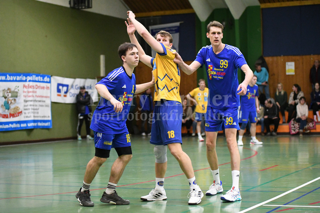 SSG Metten : MTV Pfaffenhofen | schwerste Abwehrarbeit für Emanuel Pirzer (SSG Metten #18) und Abwehrchef Patrick Sigl (SSG Metten #99)  - Realisiert mit Pictrs.com