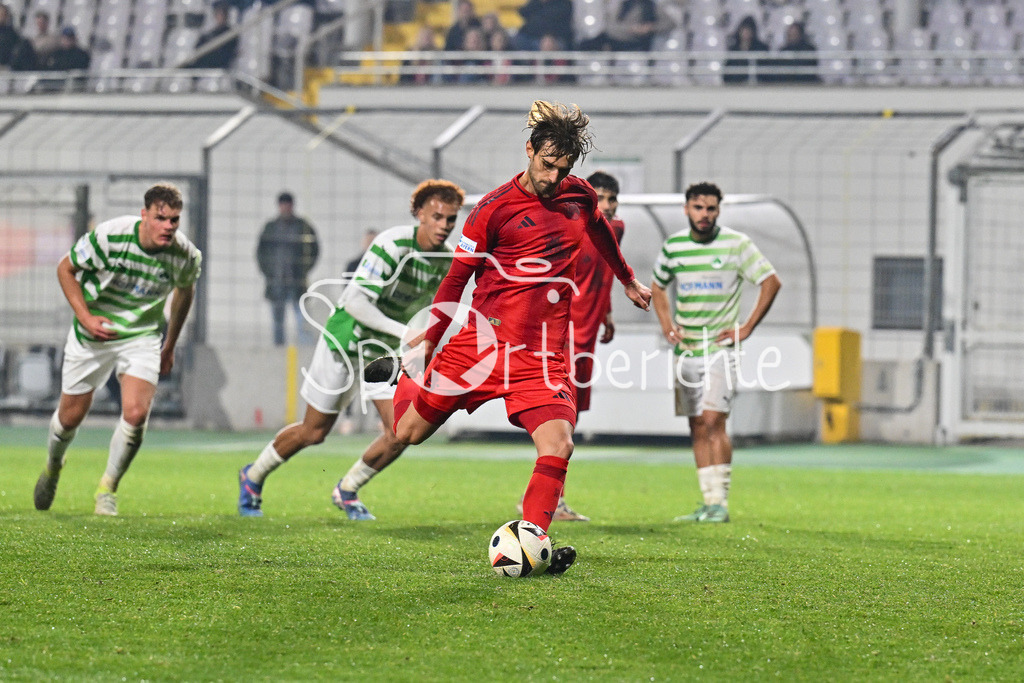 FC Bayern Amateure - SpVgg Greuther Fürth II | Luca DENK (FC Bayern München II #6) tirtt zum Elfmeter an und trifft im Nachschuss zum 3-0 / Regionalliga Bayern: FC Bayern Muenchen II - SpVgg Greuther Fuerth II, Gruenwalder Stadion am am 29.10.2024