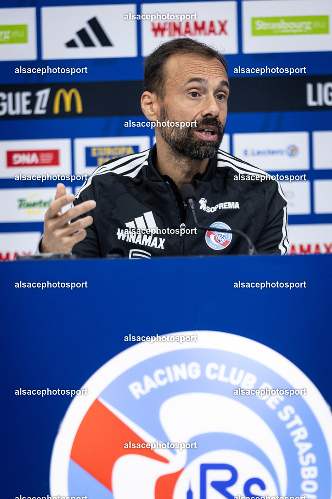 _B7A4989 | Hugo Oliveira, head coach of Racing Club de Strasbourg Alsace, speaks during a press conference at Stade de la Meinau in Strasbourg, France, on October 23, 2026, ahead of the Ligue 1 match against Stade Rennais FC. - Realisiert mit Pictrs.com