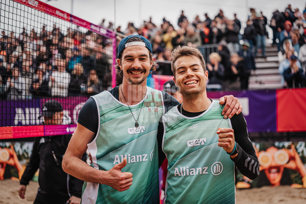 Beachvolleyball | Männer | Allianz German Beach Tour 2026 | Tourstop Düsseldorf | 17.05.2026 | v.l. Jannik Kühlborn und Yannick Bibelriether freuen sich nach dem Sieg im Halbfinale
