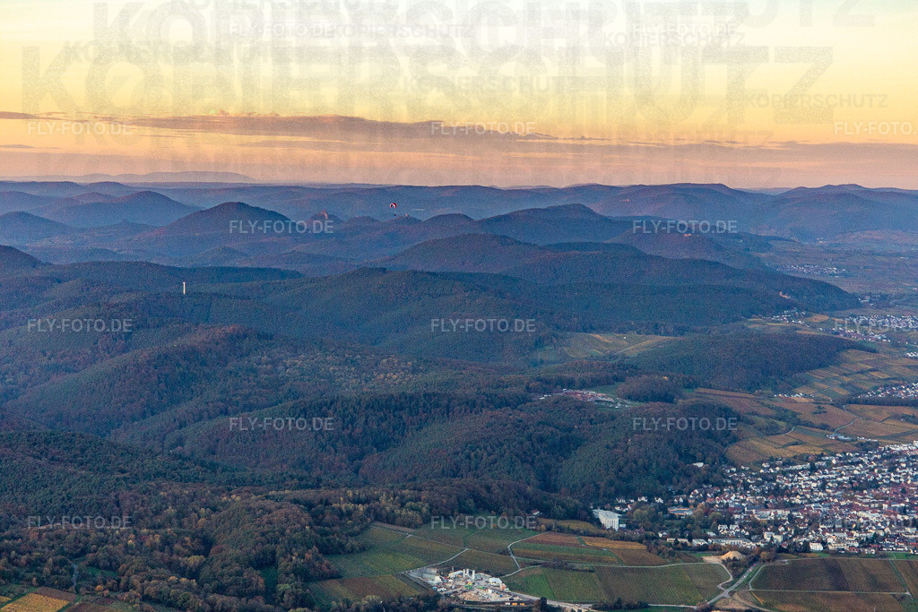 Pfälzerwald aus Südosten | Luftbild: Pfälzerwald aus Südosten in Bad Bergzabern im Bundesland Rheinland-Pfalz in Deutschland. Foto: IMG_143733.jpg vom 25.10.2024 durch ©2025 Werner Riehm fly-foto.de/copyright - Realisiert mit Pictrs.com
