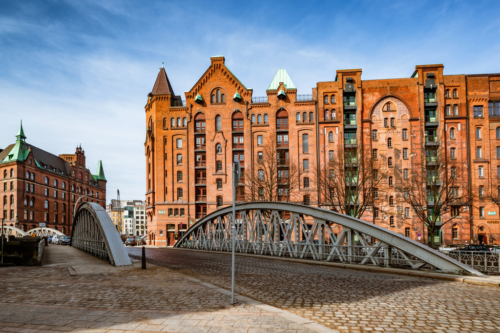 10230901 - Speicherstadt Hamburg | Blauer Himmel und schönes Sonnenlicht in der Speicherstadt an der Neuerwegsbrücke.